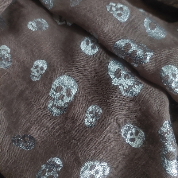 Lightweight Infinity Scarf Mocha Silver Skulls - Picture 4 of 6